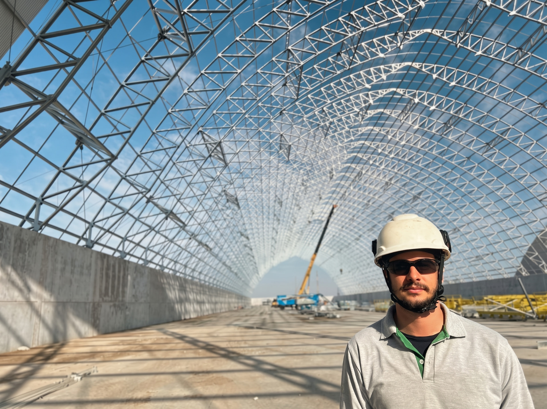 Eng. Yuri Rocha Santana em obra de estrutura metálica